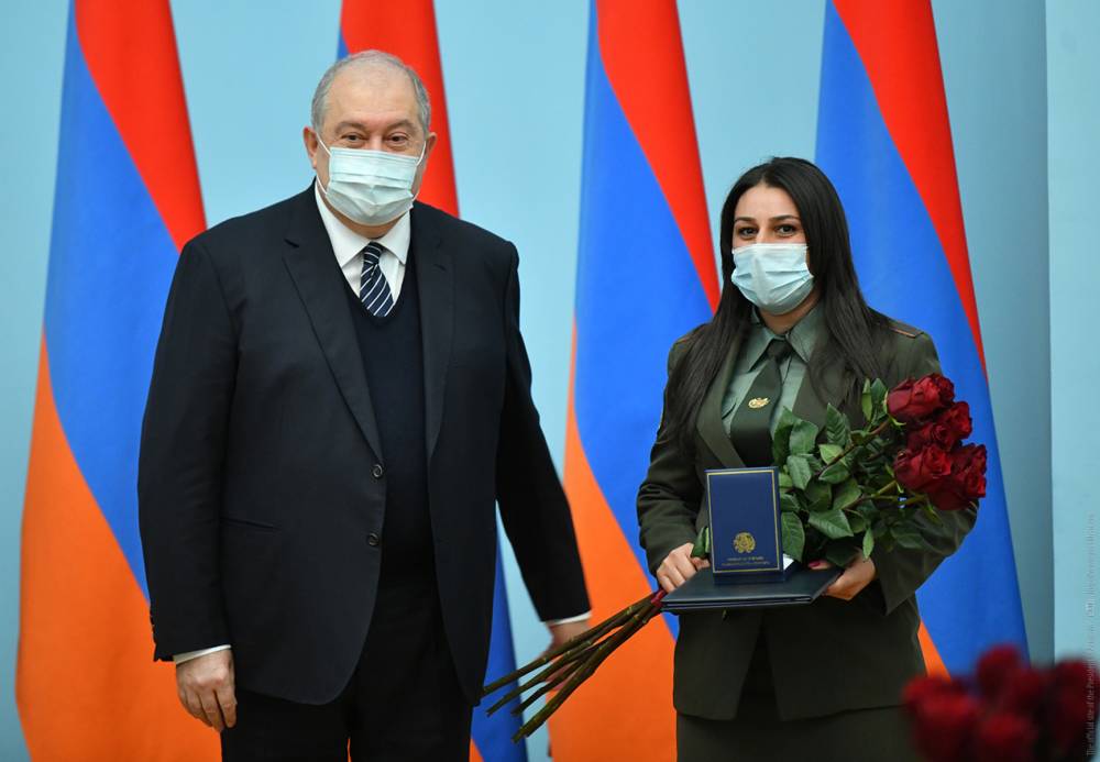 Արմեն Սարգսյանը պետական պարգևներ է հանձնել մի խումբ կին զինծառայողների (տեսանյութ, լուսանկարներ)
