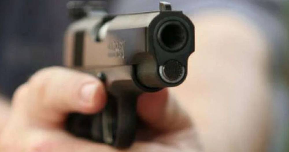 Խանութ-սրահին է մոտենում մեքենա, որից հետո երևում են կրակոցի նմանվող լուսարձակումներ. մանրամասներ Գյումրիի դեպքից