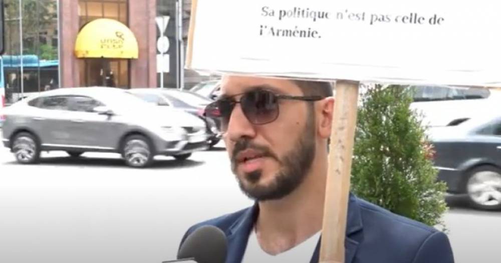 «Նիկոլ, դավաճա՜ն» վանկարկման համար ձերբակալված երիտասարդն ակցիա է իրականացնում (Video)