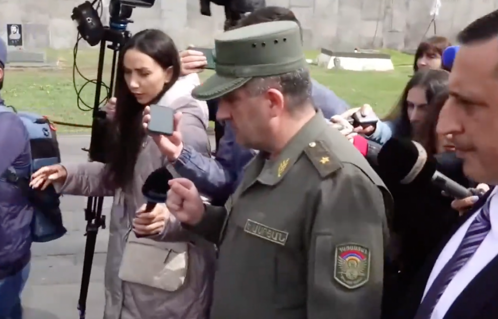 Ոչ մի գյուղեր էլ չեն մտել, թողեք հանգիստ անցնեմ, դուք դատավոր չեք. ԳՇ պետը նյարդայնացավ