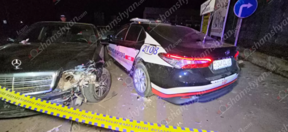 Կոտայքում Մերսեդեսը բախվել է կայանված մեքենային, հղի կին է հոսպիտալացվել, որոնվում է վթարի մեղավորը