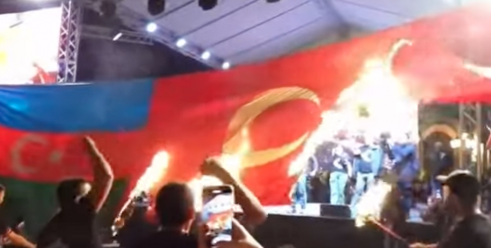 Հանրապետության հրապարակում այրելցին  Թուրքիայի և Ադրբեջանի դրոշները .(տեսանյութ)