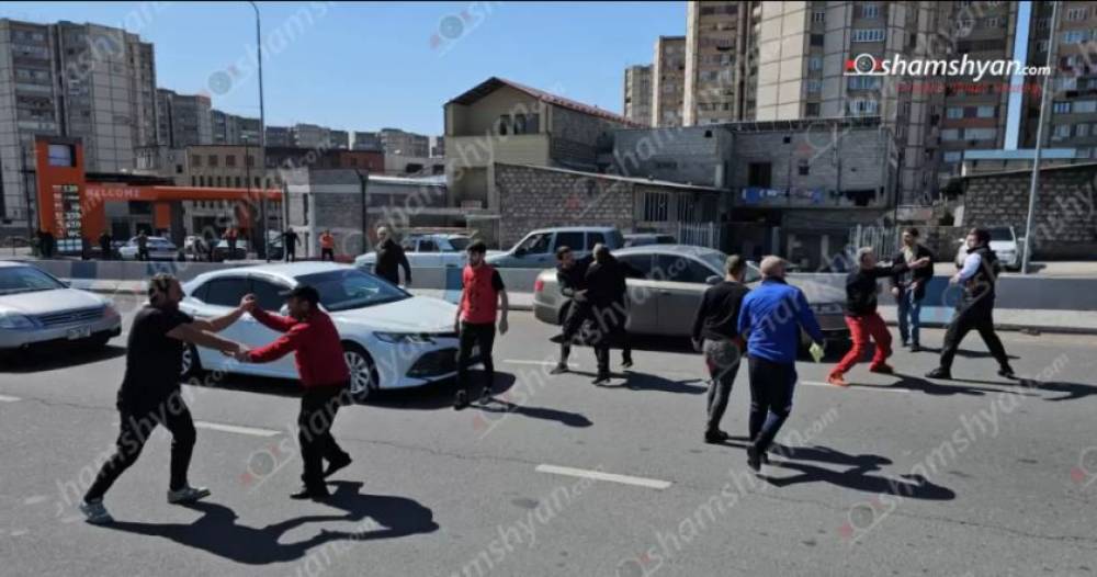 Խմբակային ծեծկռտուք Երևանում․ Աշտարակի խճուղում ավտովթարից հետո մոտ 20 հոգի իրար էին «սամասուդ» անում