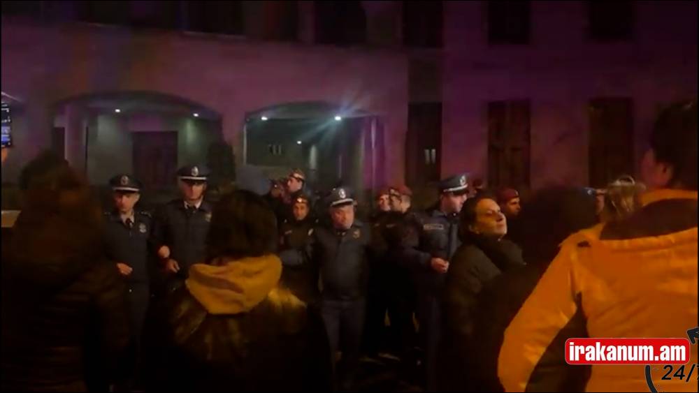 Լարված իրավիճակ քննչականի դիմաց․ ոստիկանությունը մեծաթիվ ուժեր է հանել զոհվածների ծնողների դեմ