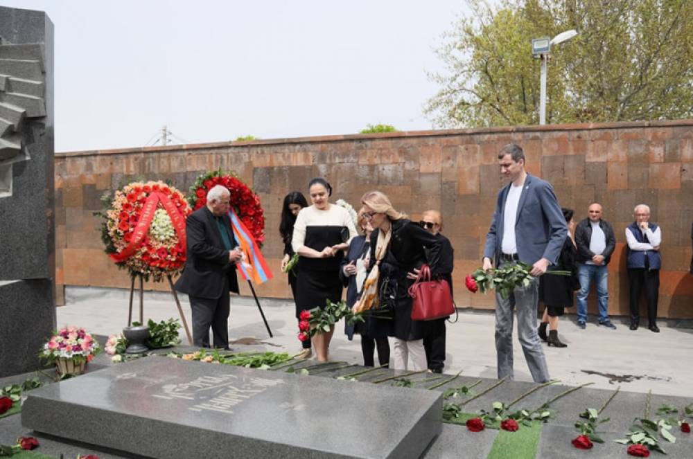 «Ապրելու երկիր» կուսակցության թիմը Կոմիտասի անվան Պանթեոնում հարգանքի տուրք մատուցեց Կարեն Դեմիրճյանի հիշատակին