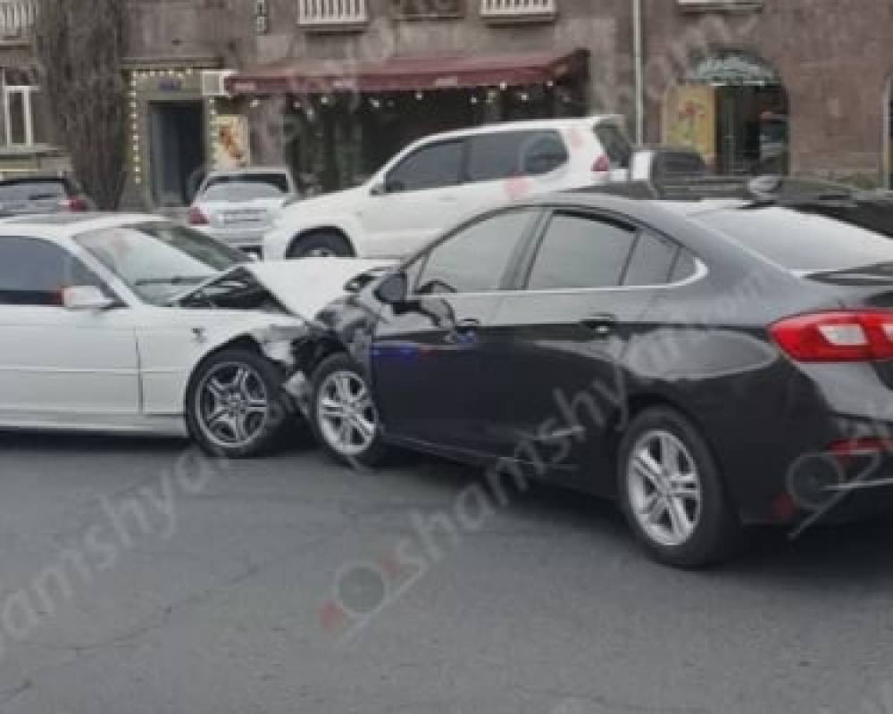 Կորյուն և Չարենց փողոցների խաչմերուկում ճակատ-ճակատի բախվել են BMW-ն ու Chevrolet-ն