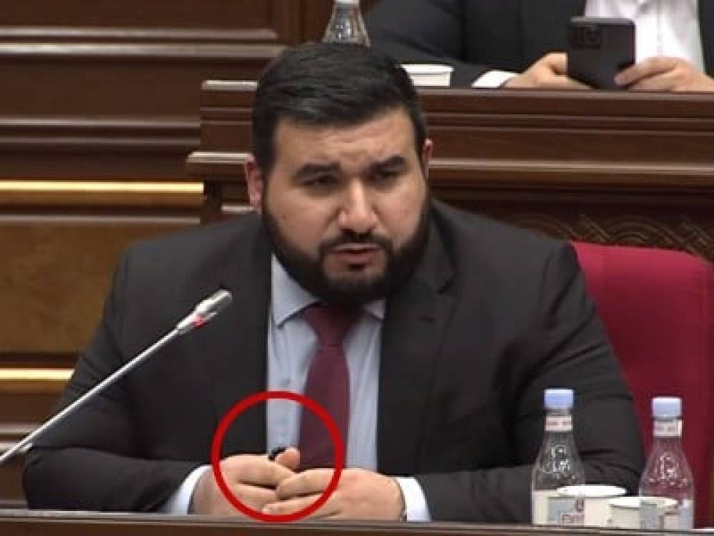 ՔՊ–ական Վահագն Ալեքսանյանը «թզբեհը» ձեռքին հարց է ուղղում գլխավոր դատախազին