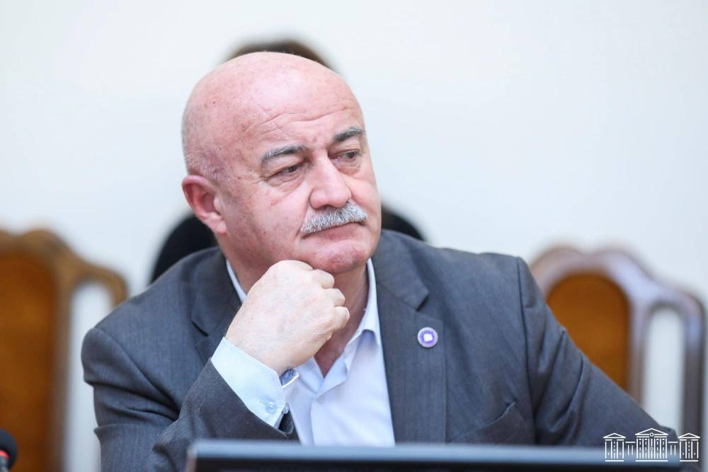 ՔՊ-ականները փակ նիստին շտապող Աղազարյանին դիմավորեցին ծափերով