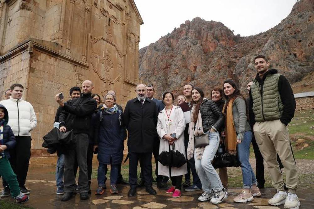Երբվանի՞ց իշխանության ներկայացուցչի վրա իր նետելը դարձավ «բռնություն գործադրել». «Հրապարակ»