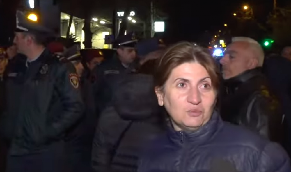 Գնայիք Տեղ գյուղը պահեիք. զոհված զինվորի մայրը’ Քյարամյանի համար ճանապարհ բացած ոստիկաններին