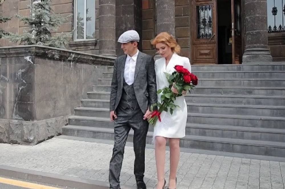 Պատերազմում աղոթագրքի շնորհիվ փրկված Արամը նույն աղոթագրքի մոտ սիրելիին ամուսնության առաջարկություն է արել. հուզիչ տեսանյութ