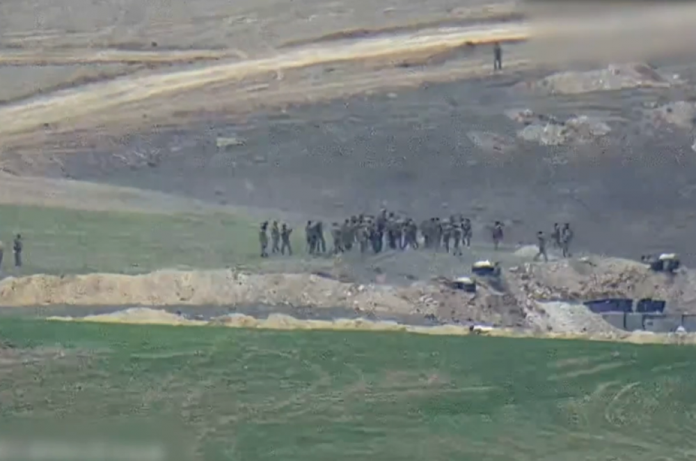 Ինչպես են Ադրբեջանի ԶՈՒ զինծառայողները, սադրանքի նպատակով, մոտենում ինժեներական աշխատանքներ իրականացնող ՀՀ ԶՈՒ զինծառայողներին. ՊՆ տեսանյութը