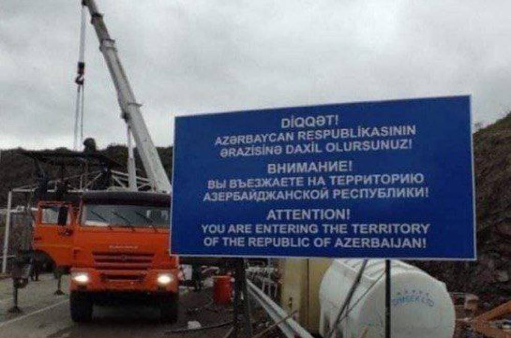 «Դուք մուտք եք գործում Ադրբեջանի Հանրապետության տարածք» գրությամբ ցուցանակ են դրել