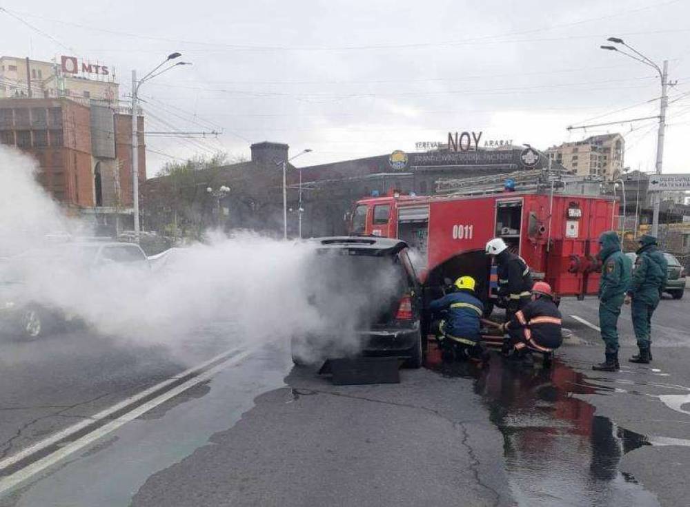 Երևանում այրվել է Mercedes G-Class-ի սրահը, վարորդն ու ուղևորը տեղափոխվել են Այրվածքաբանական