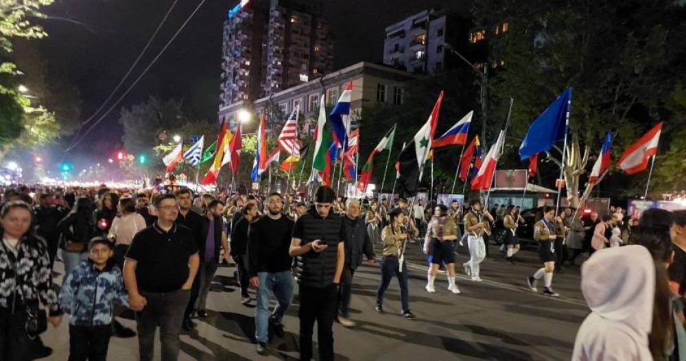 Երթի մասնակիցներն իրենց ձեռքորին ունեն նաև բոլոր այն երկրների դրոշները, որոնց ճանաչել են Օսմանյան Թուրքիայի կողմից իրականացված հայոց Ցեղասպանությունը (Video)