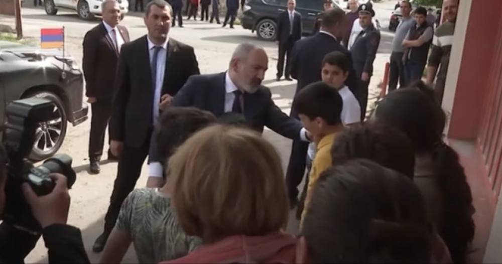 Էս ի՞նչ ա եղել վիզդ, հլը արի ստեղ․ Փաշինյանը զրուցել է էջմիածինցի երեխաների հետ (Video)