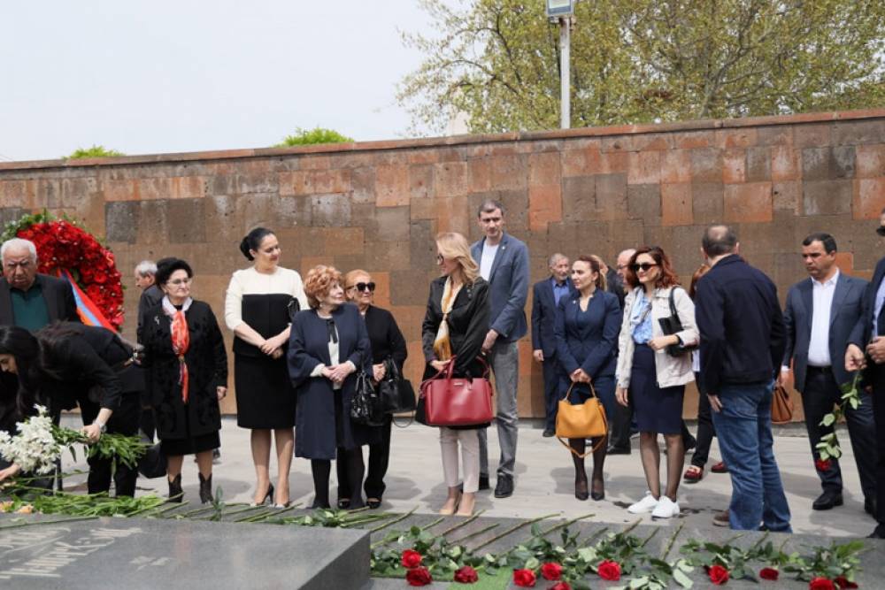 Ովքեր էին այցելել պանթեոն Կարեն Դեմիրճյանի ծննդյան օրը. «Փաստ»
