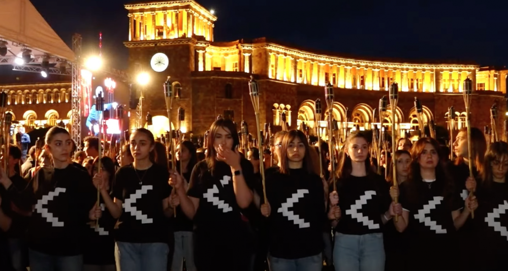 Քաղաքացիները հրապարակում վանկարկում են «Նիկոլ դավաճան»