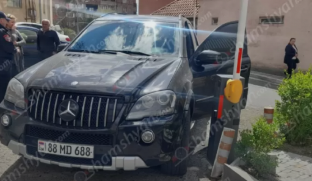 Mercedes ML500-ը վրաերթի է ենթարկել հետիոտնին․ վարորդը փախուստի չի դիմել, օգնել է բժիշկներին