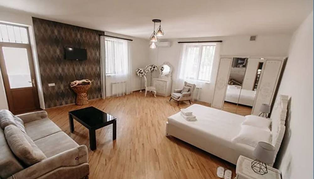 Հյուրանոցներից մեկում պարանոցը կտրած կնոջը տեղափոխել են հիվանդանոց․ ենթադրյալ կասկածյալը նրա որդին է