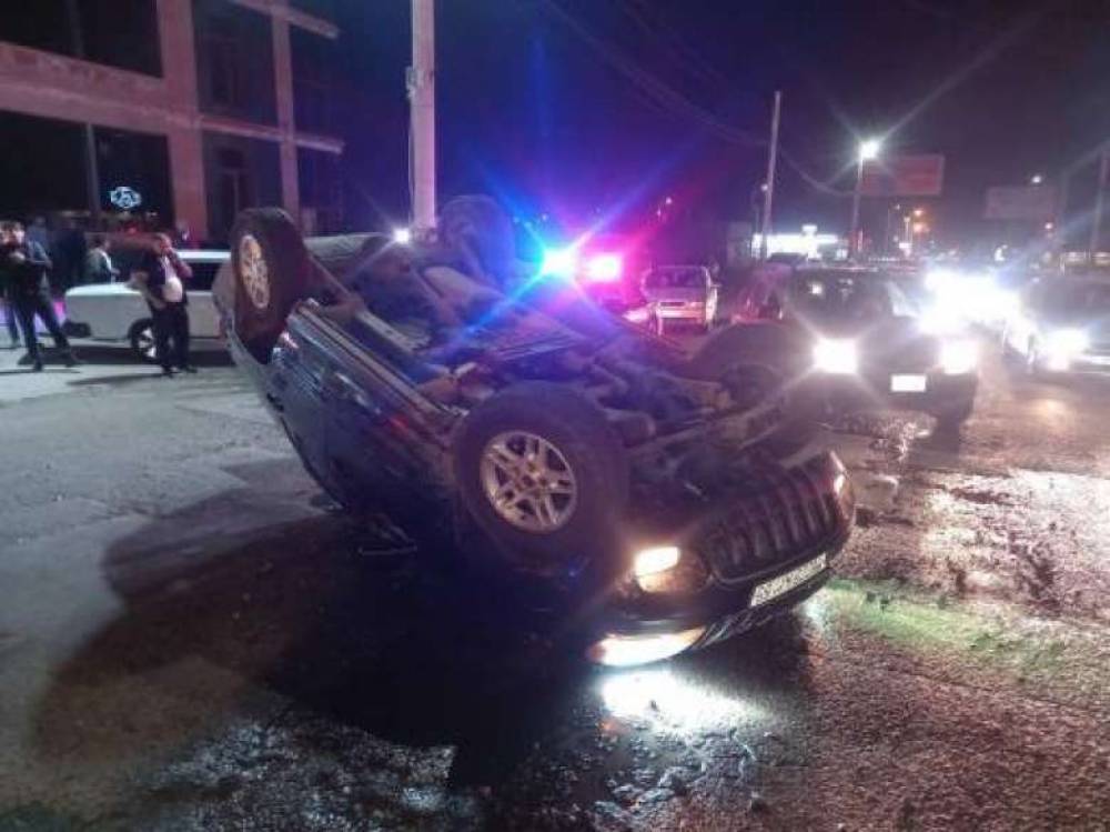 Գյումրիում Jeep-ը դուրս է եկել երթևեկելի հատվածից և շրջվել