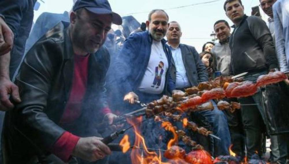 Ոչինչ, որ գլորվում ենք ձորը, կարևորը՝ նշվի «քաղաքացու օրը»․ «Փաստ»