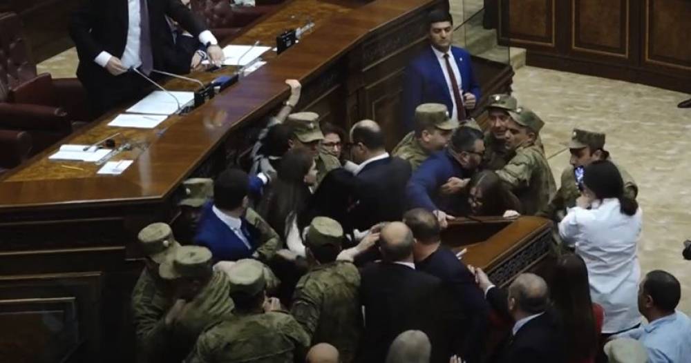 Չհրապարակված կադրեր. ինչ էր կատարվում ԱԺ դահլիճում. ինչպես պատգամավորներին հեռացրին դահլիճից