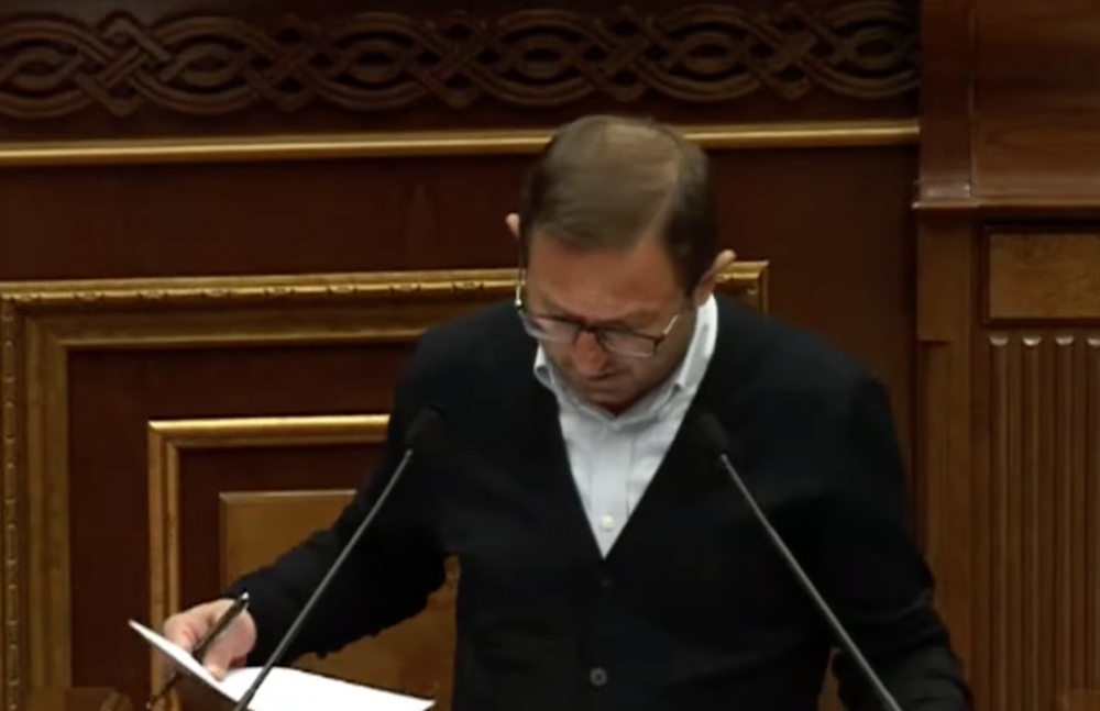 ՊՆ նախարարի հետ քայլում են 7 սպա, 7-ն էլ՝ տարբեր հագուստով, տարբեր բատինկեքով. Մանուկյան