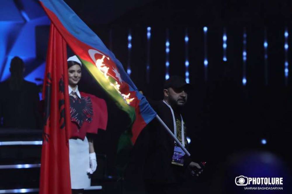 Ով էր Ադրբեջանի դրոշը վառողն ու հեռացնողը (լուսանկարներ)