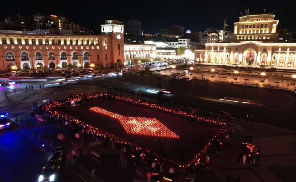 Աստվածամուխ Սբ. Գեղարդը՝ Հանրապետության հրապարակի քարե գորգի վրա