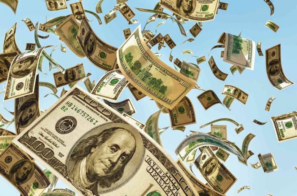 Ամերիկացին ընտանեկան հաշվեհամարից հանել է 200 000 դոլար և գումարը ցփնել ճանապարհին