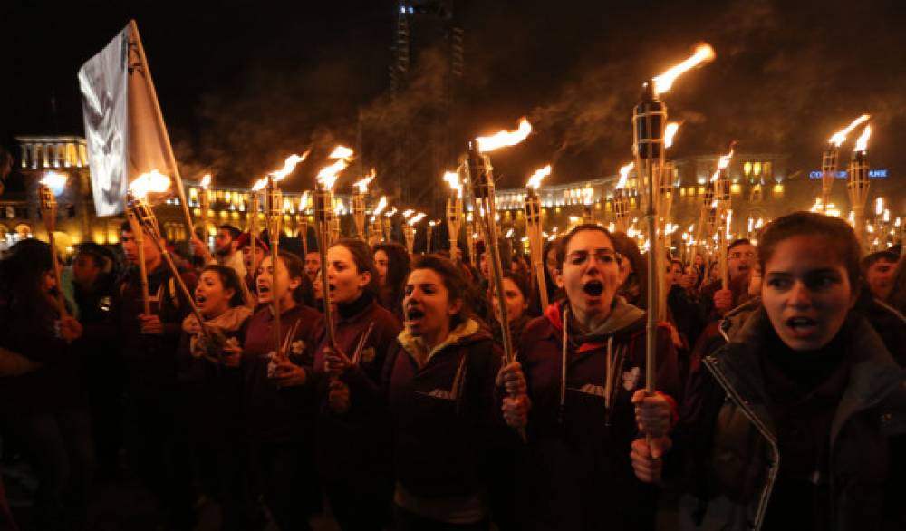 Հազարավոր մարդիկ ջահերով շարժվում են դեպի Ծիծեռնակաբերդ. ՈւՂԻՂ