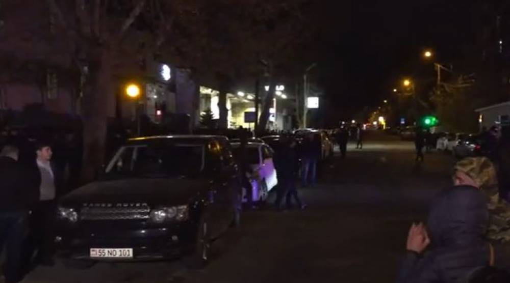 Ինչպես է Արգիշտի Քյարամյանը հեռանում զոհվածների ծնողներից՝ ոստիկանների ուղեկցությամբ