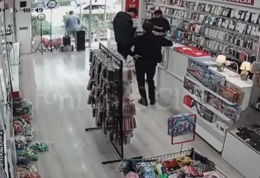 Ադրբեջանի խանութներից մեկում հայ հաքերները համակարգչի միջոցով միացրել են Հայաստանի հիմնը.(տեսանյութ)