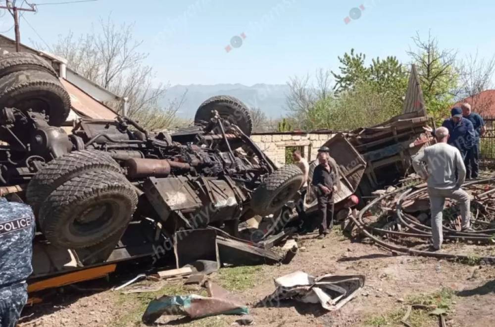 Տեղ գյուղում 37-ամյա վարորդը ավտոկռունկով բախվել է իրեն պատկանող «07»-ին, այնուհետև՝ բեռնատարին ու տրակտորին, կան վիրավորներ․ Shamshyan.com (լուսանկարներ)