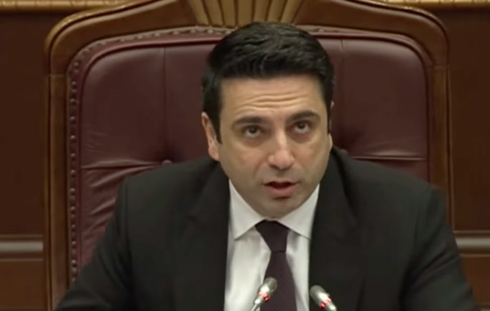 Անտեղի մեջ մի՛ ընկեք, զսպե՛ք Ձեզ. Սիմոնյանը՝ Մանուկյանին