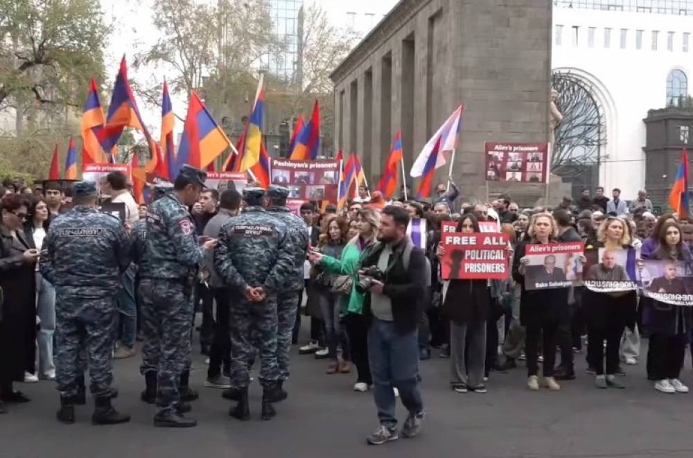 Ազատությո՛ւն Բաքվի ու Երևանի բանտերում գտնվող քաղբանտարկյալներին. ակցիա՝ ՀՀ ԱԳՆ-ի մոտ