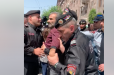 Ոստիկանությունը անհամաչափ ուժ կիրառելով բերման ենթարկեց Չարենցի փողոցը փակած քաղաքացիներին (տեսանյութ)