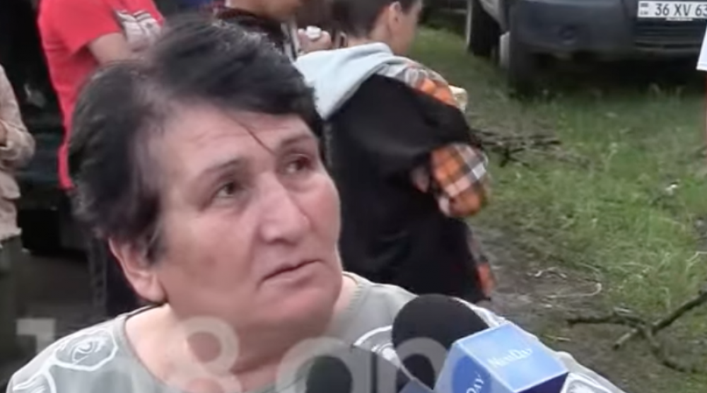 Հայ ժողովուրդ, կտրվեք էդ դիվաններից, դուրս եկեք. եթե մի բռունցք լինենք, կհաղթենք. երևանցի կին