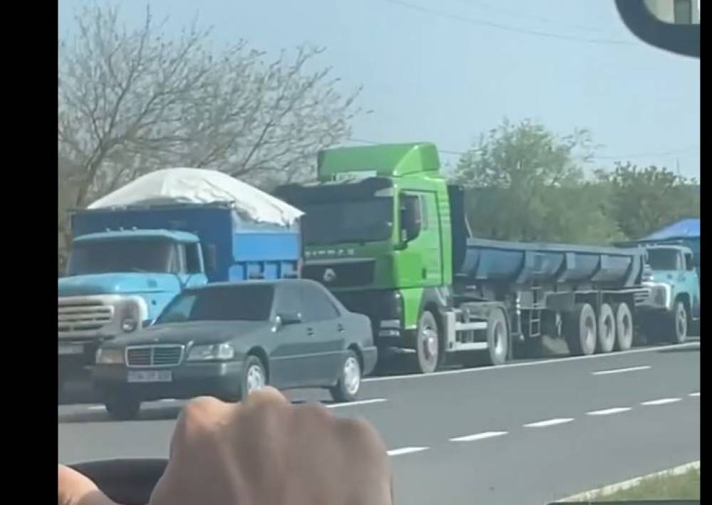Երևան-Սևան ավտոմայրուղու վրա պարեկները կանգնեցնում են բոլոր բեռնատար մեքենաներին` արգելելով նրանց մուտք գործել Երևան