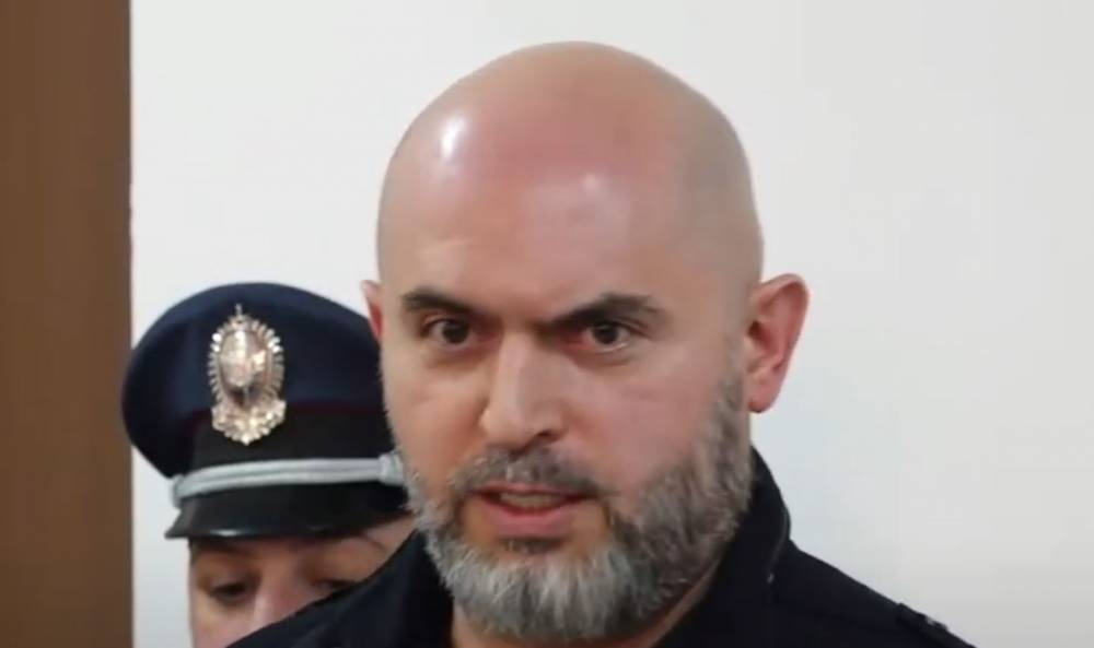 Ինձ 2 ամիս ա դրսում ոտից գլուխ պրասլուշկա են արել, 8 տարվա զանգերս` վերծանել, բա ու՞ր ա էդ տվյալները