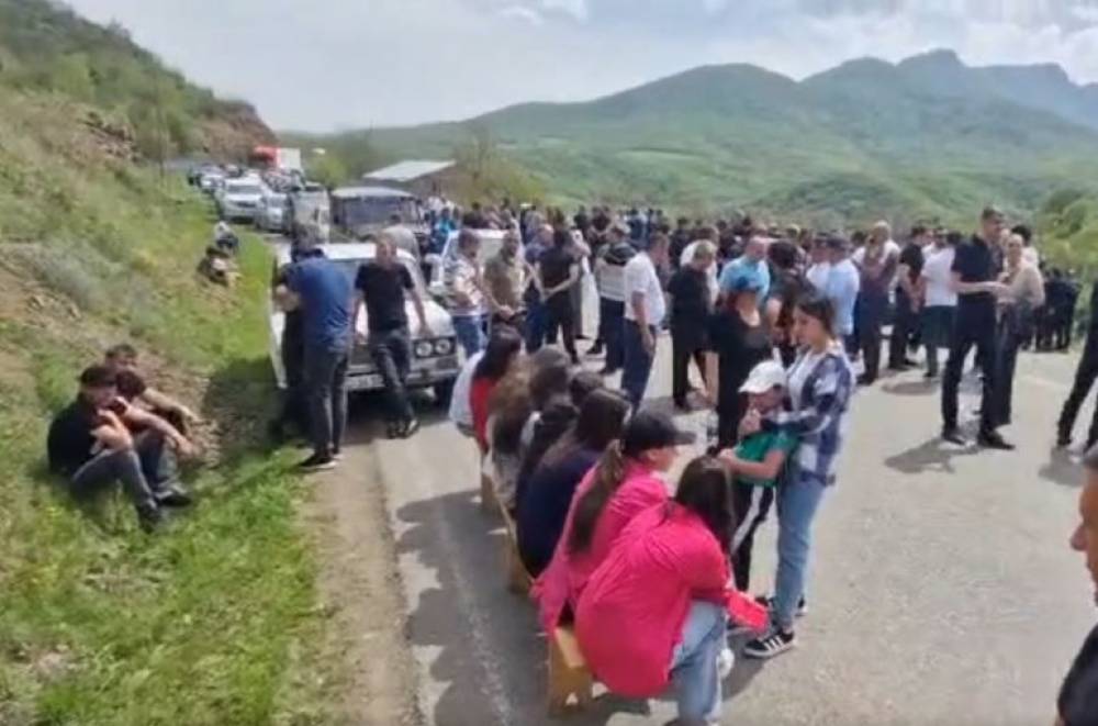 Լարված իրավիճակ՝ Երևան-նոյեմբերյան միջպետական ճանապարհը կրկին փակել են գյուղի բնակիչները․  (տեսանյութ)