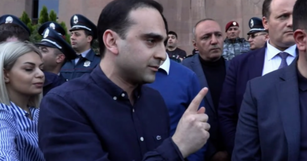 «Լավ էլի, առաջ մեզ էին ասում, որ թեղիները կտրելու ենթակա են». լարված իրավիճակ` քաղաքապետարանի դիմաց (տեսանյութ)