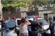 (VIDEO) Արցախի դրոշը պոկող ոստիկանը խփում, վիրավորում ու բերման է ենթարկում խաղաղ կանգնած քաղաքացուն