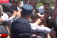 Ոստիկանները բռնի ուժով բերման են ենթարկում Երևան -Մեղրի մայրուղինն փակած քաղաքացիներին