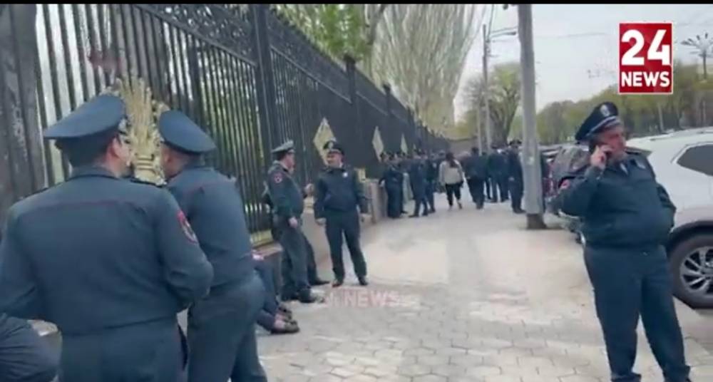 ԱԺ-ի մոտ սպասվող հանրահավաքից առաջ մուտքը շրջապատված է ոստիկաններով