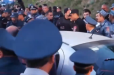 Լարված իրավիճակ՝ Բագրատաշեն-Ալավերդի ճանապարհին․ ոստիկանները փորձում են հեռացնել մեքենաներն ու քաղաքացիներին (տեսանյութ)