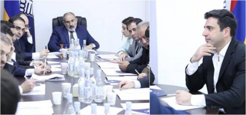 Նիկոլ Փաշինյանը թիմակիցների հետ քաղաքական հարցեր է քննարկել