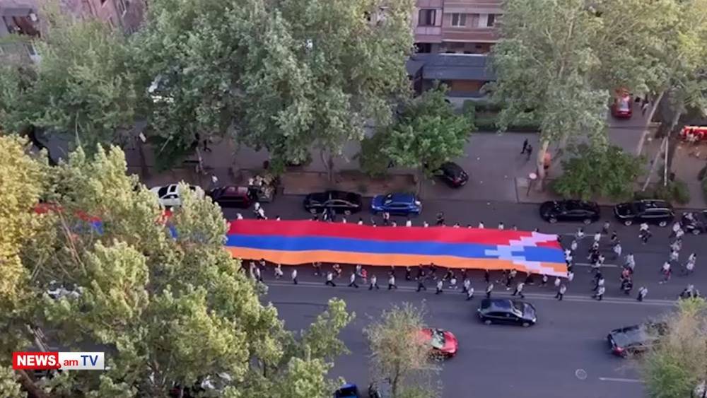 Արցախի մեծ եռագույնը Հրապարակում. «Տանան հեռու խոխեք» նախաձեռնության ակցիան՝ ի աջակցություն Տավուշի