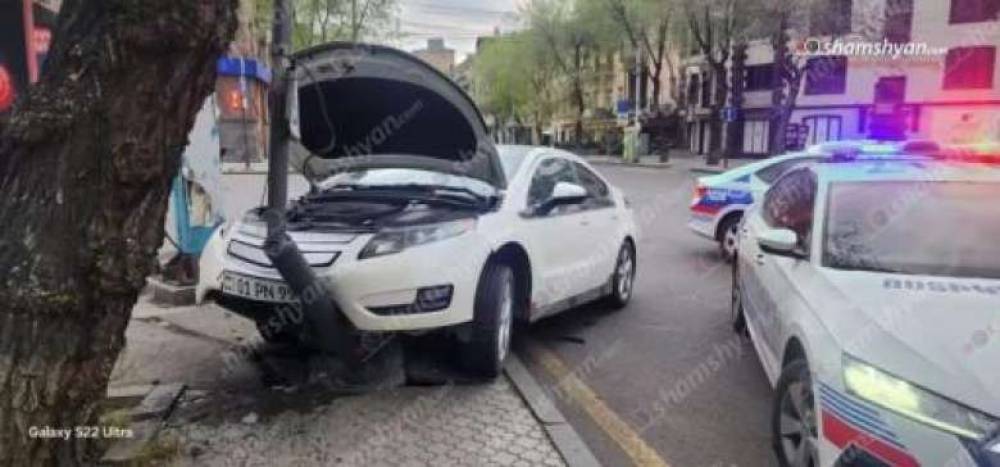 Երևանում 25-ամյա վարորդը «Chevrolet»-ով մխրճվել է կարգավորող ցուցանակի մեջ